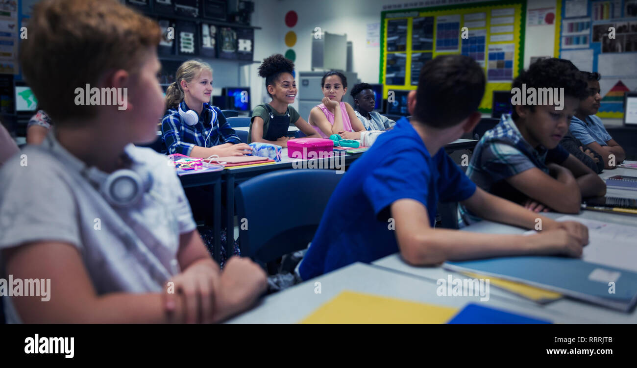 Junior high school Kursteilnehmer an Schreibtische im Klassenzimmer Stockfoto