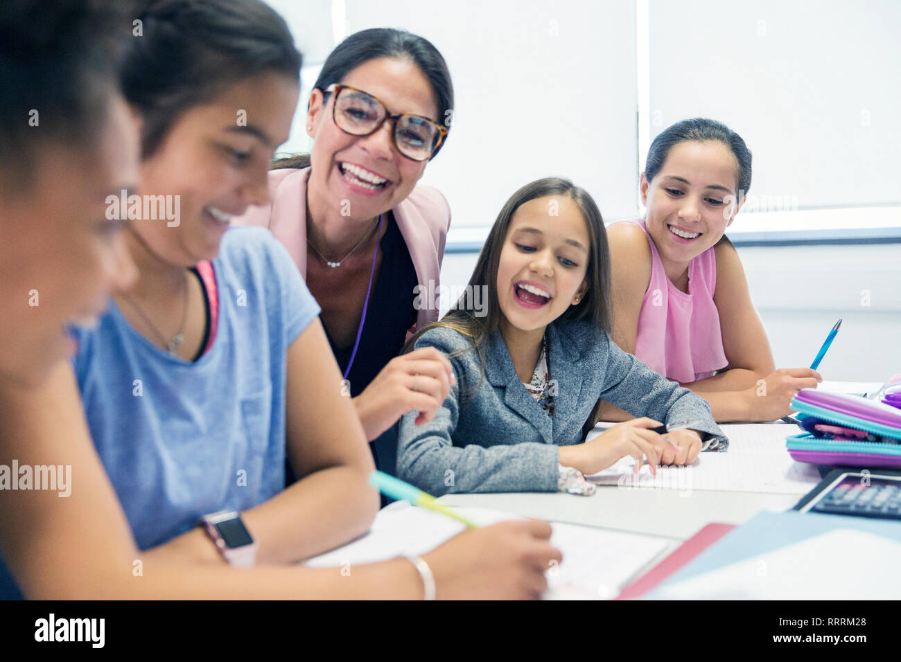 Begeisterte Lehrerin und Junior high school Mädchen Schüler im Klassenzimmer Stockfoto