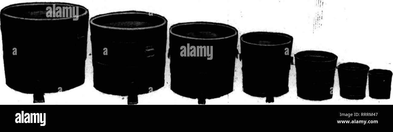 . Floristen Review [microform]. Blumenzucht. RED CEDAR Tr" "und Pflanze TMba mit Daube Füße; Stock und Wanne von Fäulnis zu verhindern. In den Größen von 6 Zoll bis 30 Zoll Durchmesser. Die Anericti Wn^ eiwire NItCt. Toledo, O... A. Anlage Wannen Everlastiiiff Virginia Weiß Ce^ ar Diese Pflanze Wannen der bekanntesten Holz fdr Widerstand gegen Fäulnis und Zerfall. Mit besten Ölfarben gemalt, Innen und Außen. Sie haye schwere Stahltore und auf kleine Formate, verzinkter Draht Bänder. Große Größen getrimmt mit stattlichen Fallgriffe und Metall Füße und haben perforiert, abnehmbaren Böden. Tubs gemacht 1a alle Größen von 24}^ Zoll-seiten - Stockfoto
