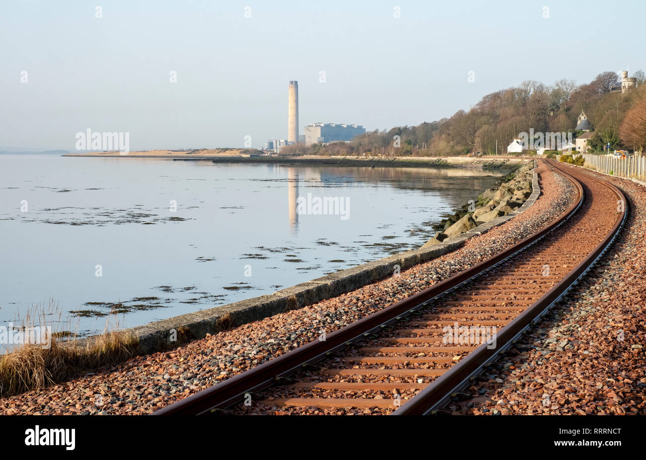 Die kincardine Bahnstrecke an folgende Sehenswürdigkeiten: Culross, Pfeife mit dem ehemaligen Bergwerk Longannet power station in der Ferne. Stockfoto