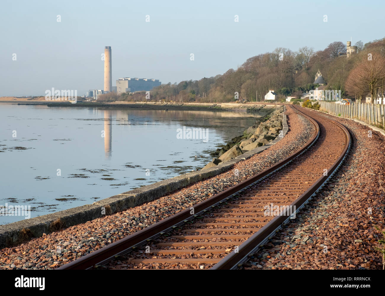 Die kincardine Bahnstrecke an folgende Sehenswürdigkeiten: Culross, Pfeife mit dem ehemaligen Bergwerk Longannet power station in der Ferne. Stockfoto