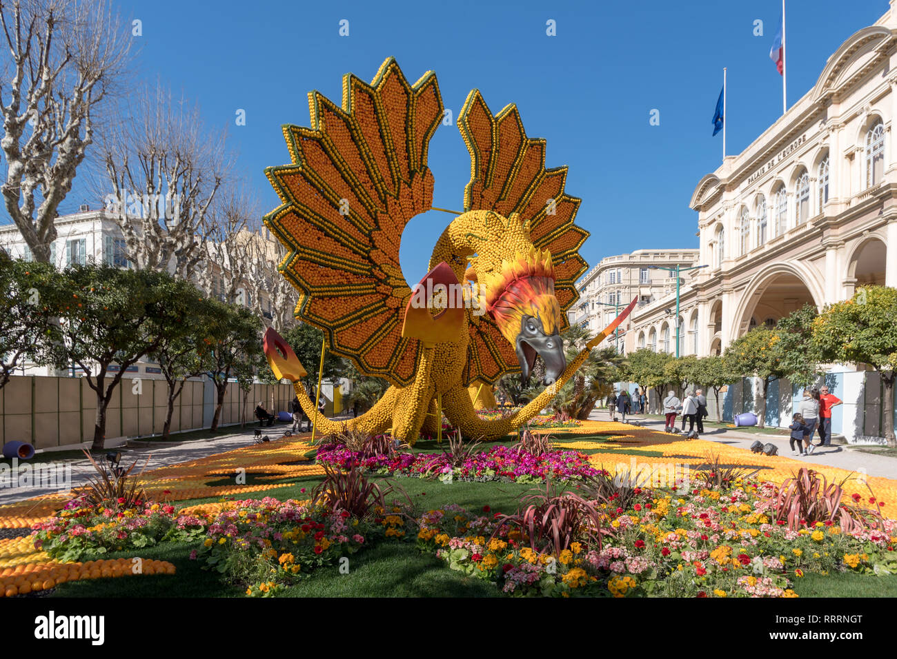Riesige Skulptur von Zitronen und Orangen am jährlichen Menton Lemon Festival im französischen Riviera gemacht Stockfoto