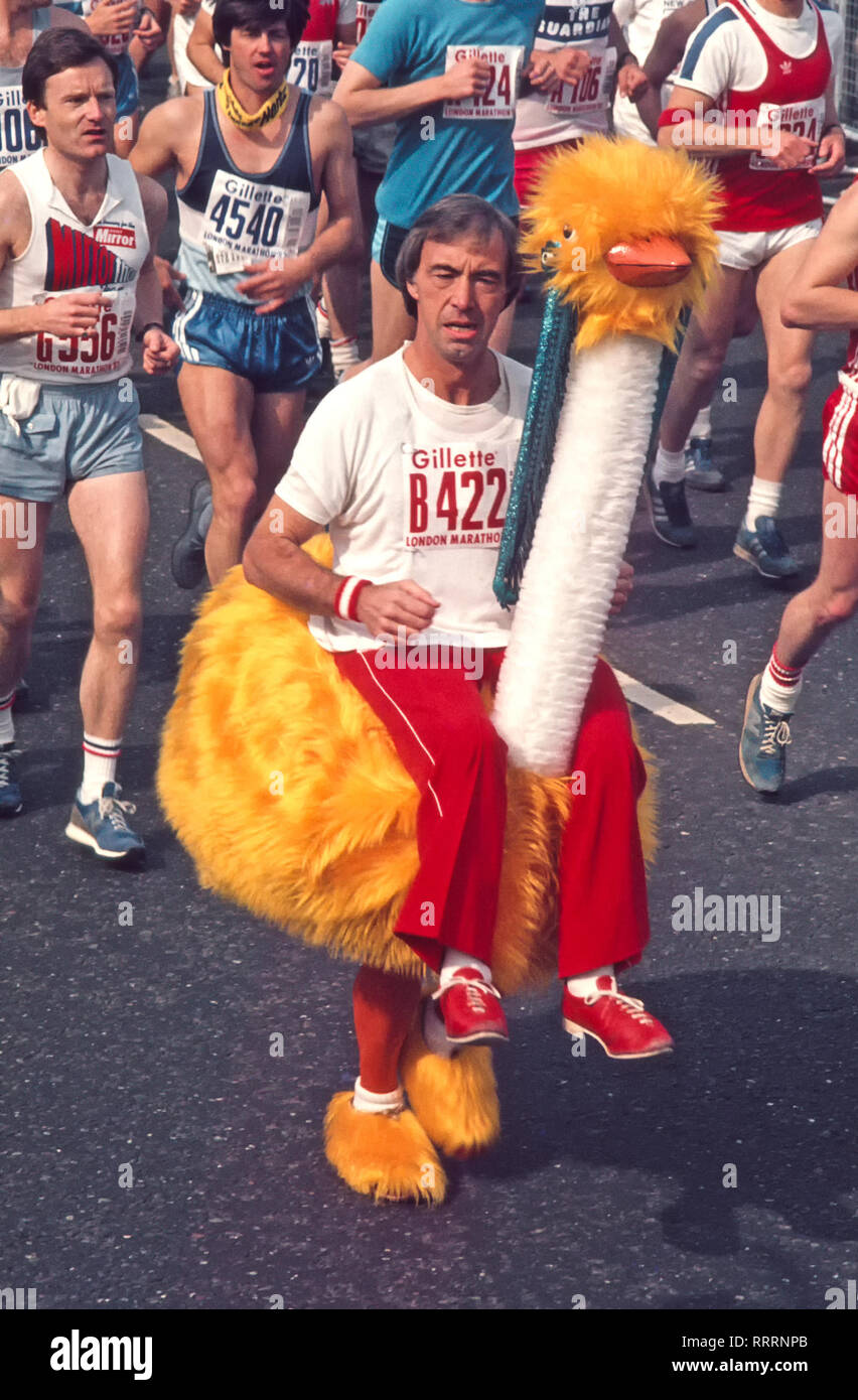 Archiv historische 1980er Jahre Blick auf den britischen Komiker und Entertainer Bernie Clifton, der auf seinem orangefarbenen Straußenpuppenkostüm Oswald der Strauß beim zweiten London-Marathon-Rennen, das von Gillette 1982 gesponsert wurde, lief.ein Archivbild der 80er Jahre beim Start auf Blackheath Common London England UK Stockfoto