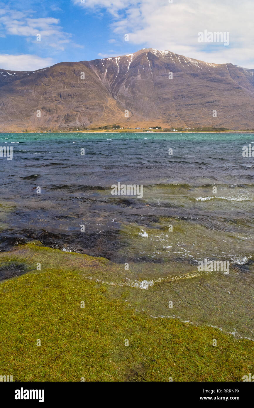 Loch Torridon an der Nordküste 500-Blick über das Dorf von Torridon unterhalb des felsigen Gesicht von Liathach eingebettet Stockfoto