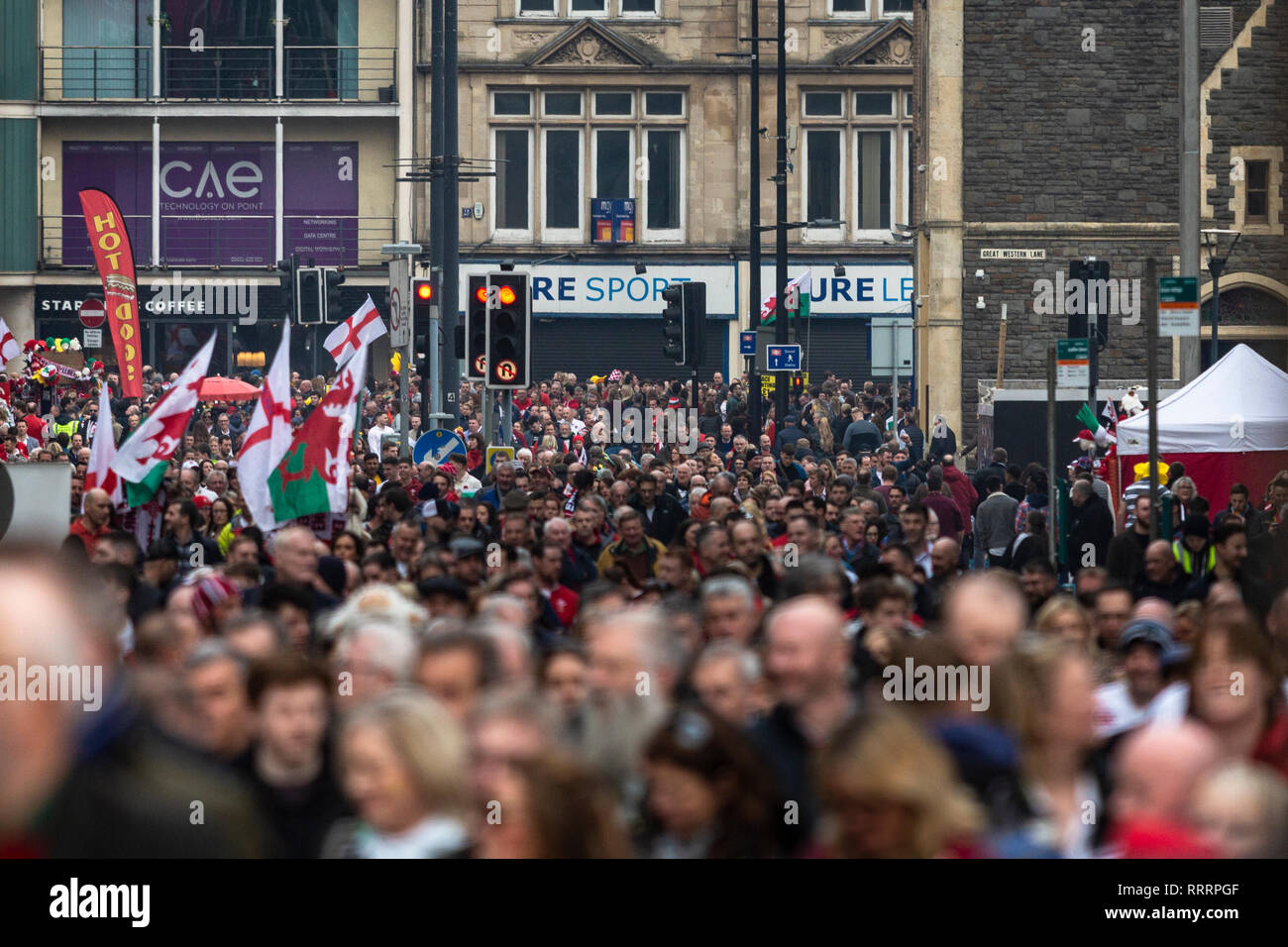 Rugby Fans vor der Six Nations Championship Match zwischen Wales und England im Fürstentum Stadium in Cardiff am 23. Februar Rd. Stockfoto