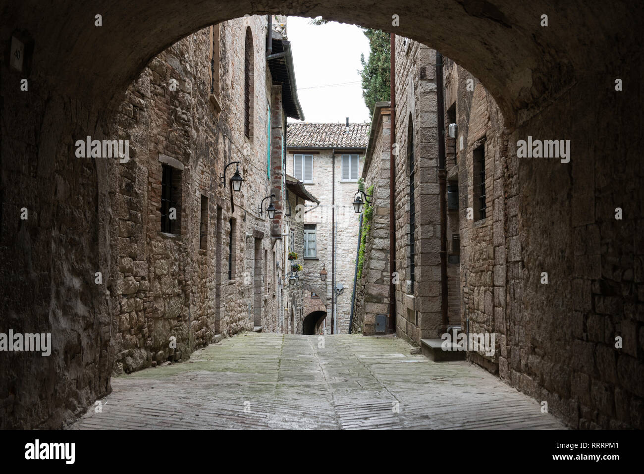 Mittelalterliche alte Straße in Gubbio, Umbrien, Italien Stockfoto
