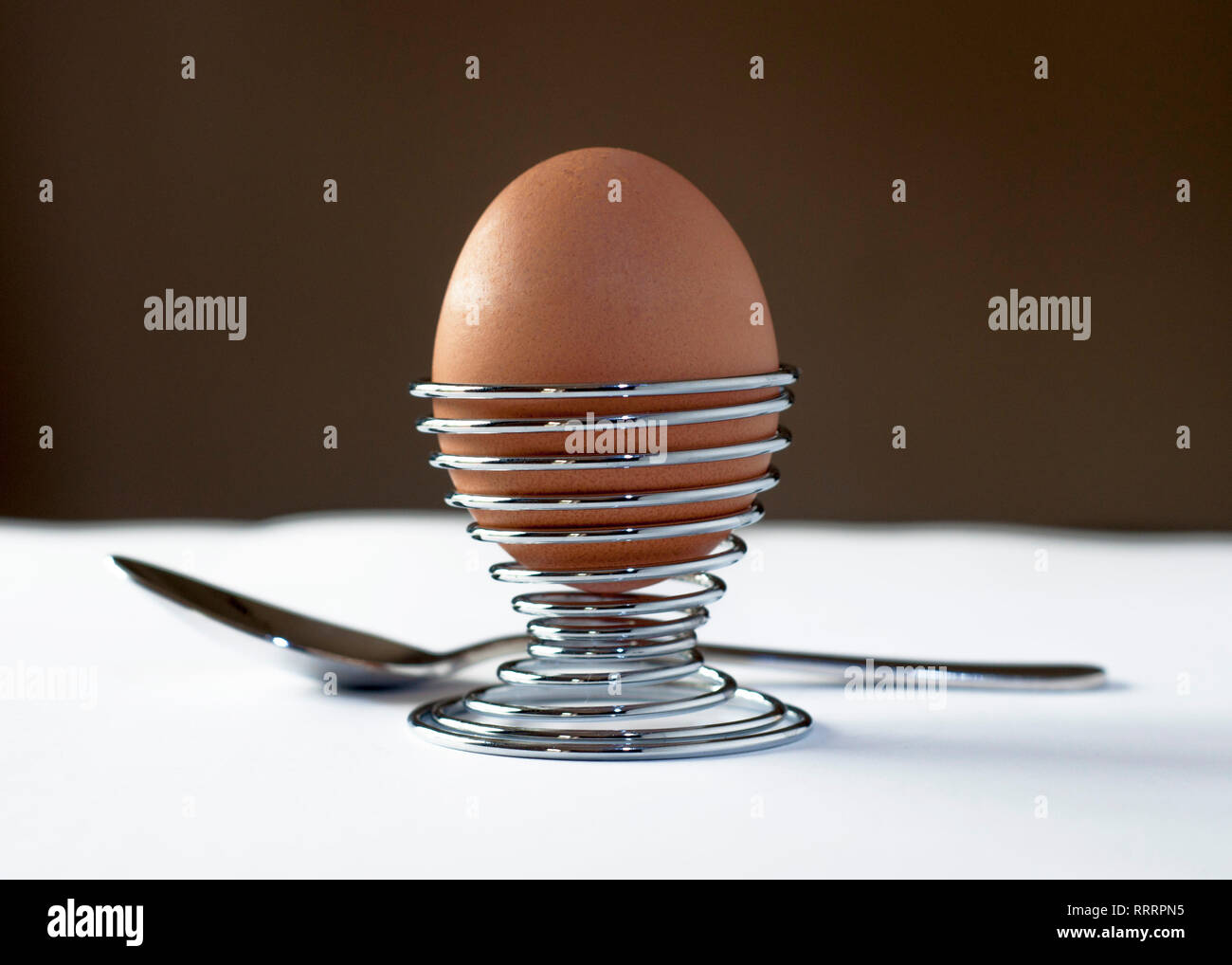 Gekochtes Ei im Eierbecher Stockfoto
