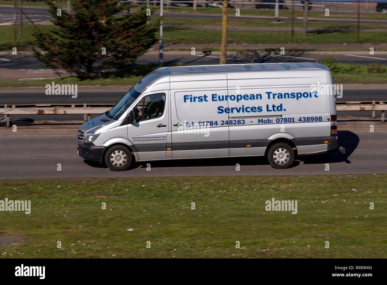 Erste europäische Transport Services Ltd kommerziellen van Fahren auf der Straße in der Nähe von London Heathrow. Luftfracht Import und Export Logistik Business Stockfoto