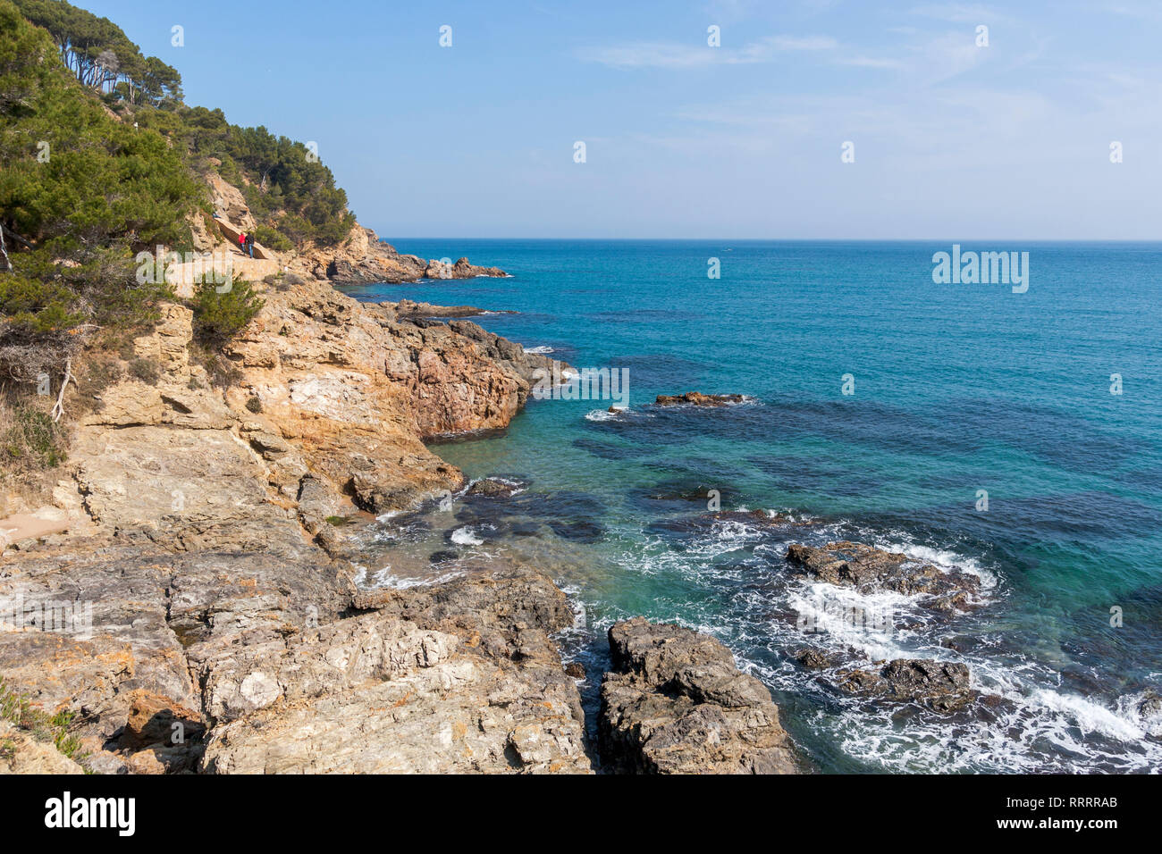 Felsige Landschaft der Mittelmeer Küste tagsüber mit Kiefern bergauf Stockfoto