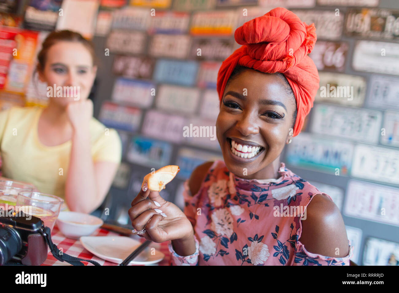 Portrait begeisterte junge Frau im Restaurant Stockfoto