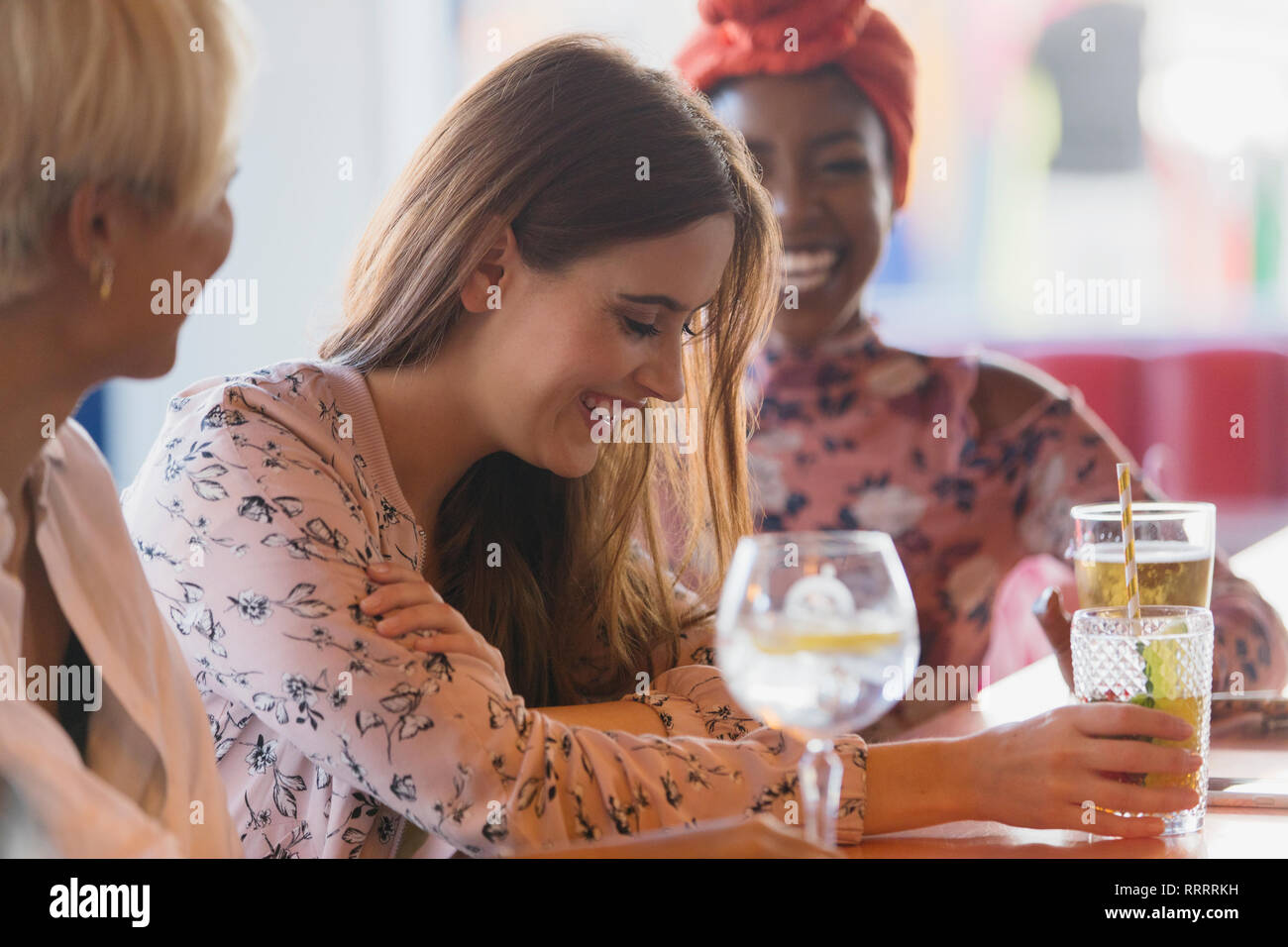 Junge Frauen Freunde lachen, trinken Cocktails in der Bar Stockfoto