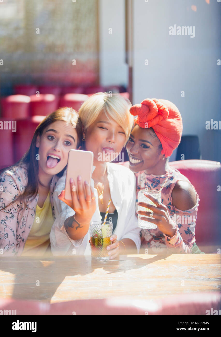 Albern, verspielte junge Frauen Freunde unter selfie mit Kamera Handy im Cafe Stockfoto