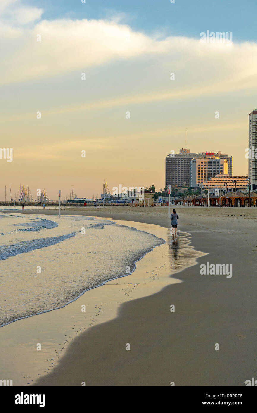 Person für einen Morgen joggen entlang der Tayelet, urban Strand von Tel Aviv, Tel Aviv, Israel Stockfoto
