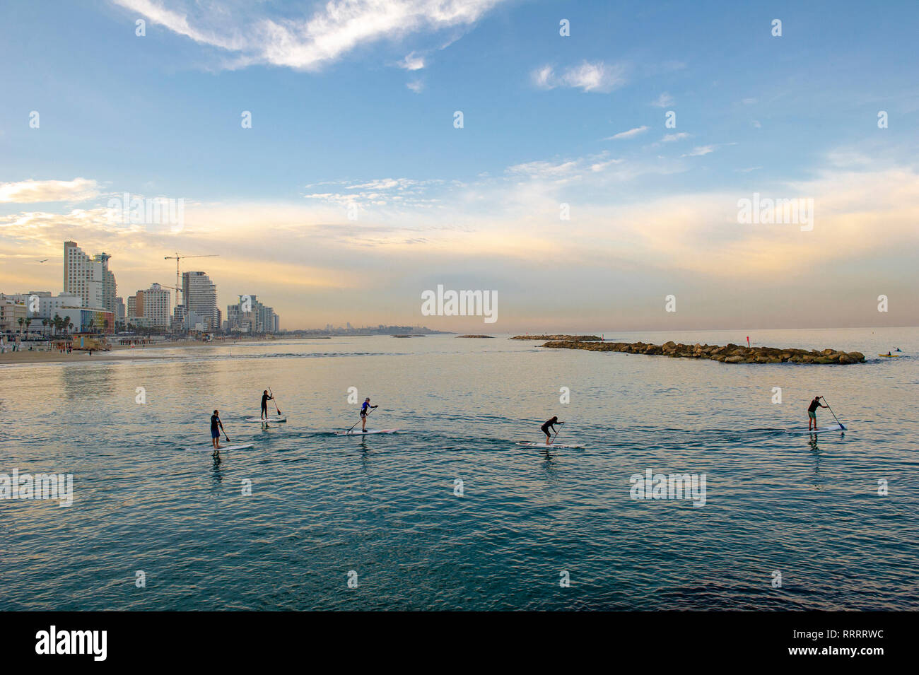 Eine Gruppe von Stand Up Paddle Boarder am frühen Morgen aus den städtischen Strand in Tel Aviv, Israel Stockfoto