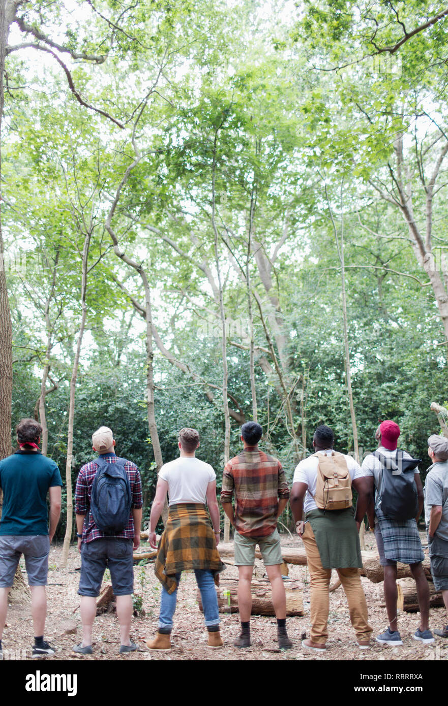 Mens Gruppe wandern, stehen in einer Reihe und Vogelbeobachtung in Holz Stockfoto