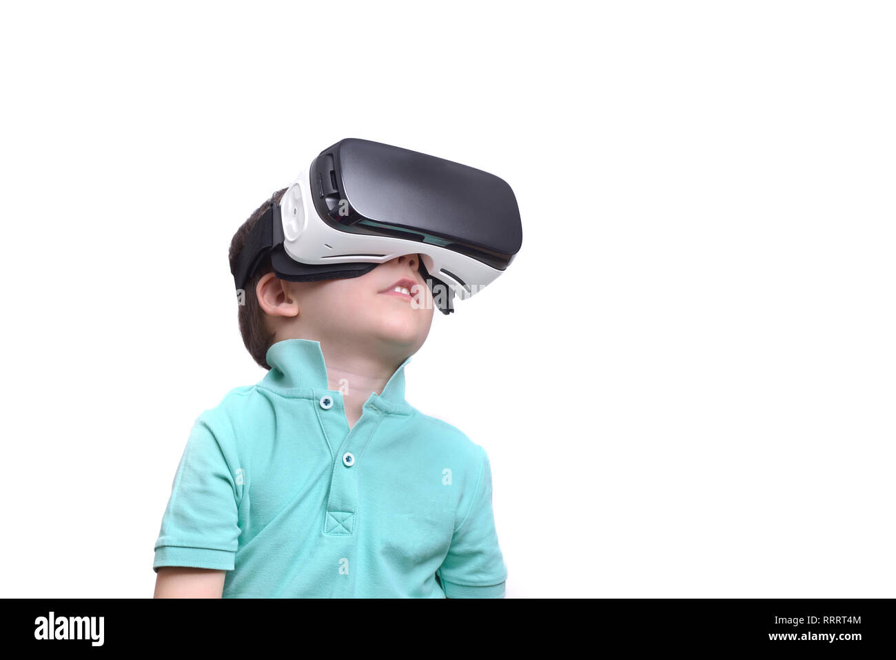 Erstaunt jugendlich Junge tragen virtual reality goggles Filme anschauen  oder Videospiele spielen, isoliert auf Weiss. Überrascht Teenager suchen im  VR-Brille. E Stockfotografie - Alamy
