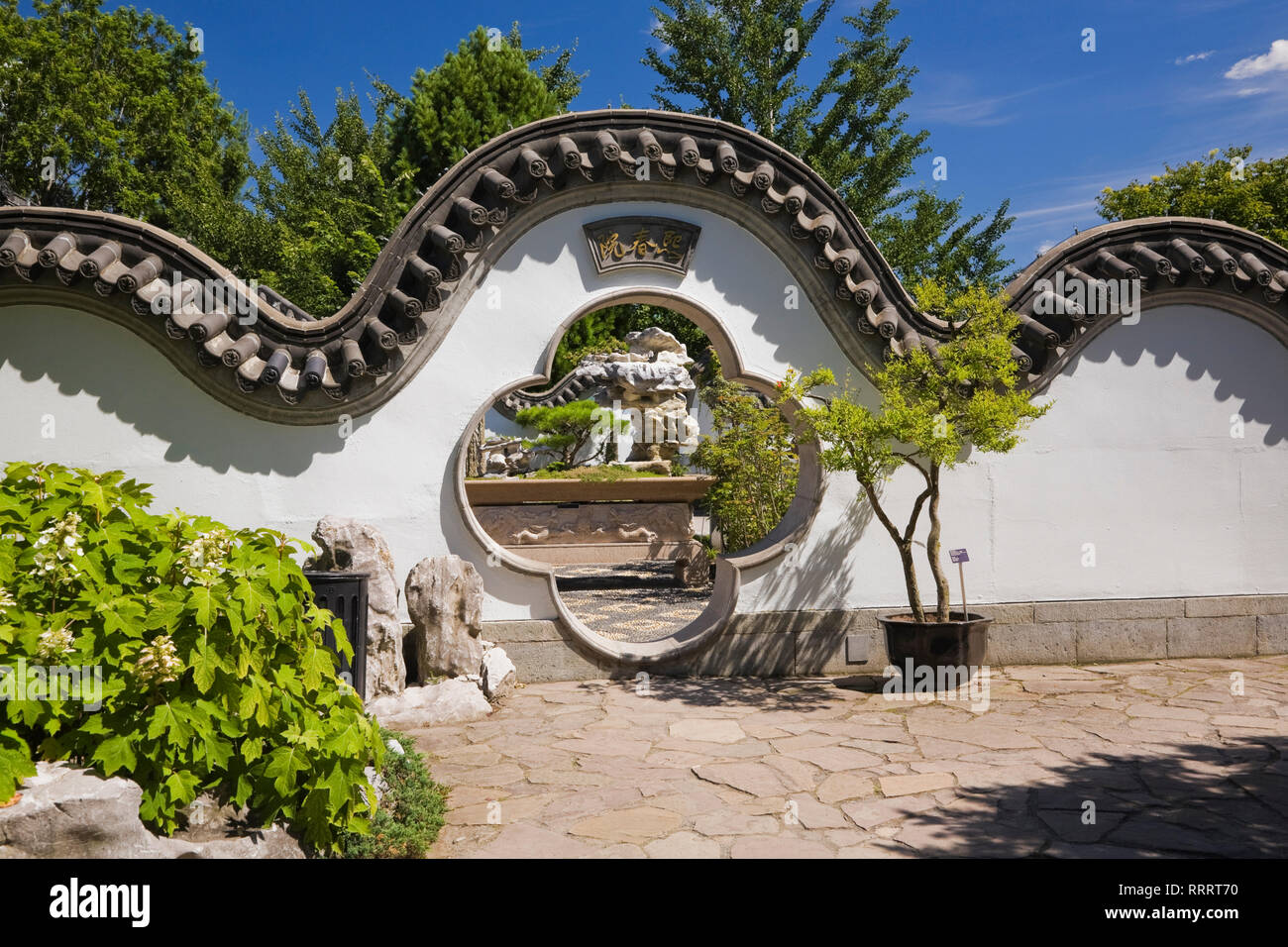 Mauer Mit Tor Zum Fruhling Innenhof Im Traum See Garten Der Chinesische Garten Im Sommer Montreal Botanical Garden Montreal Quebrc Kanada Stockfotografie Alamy
