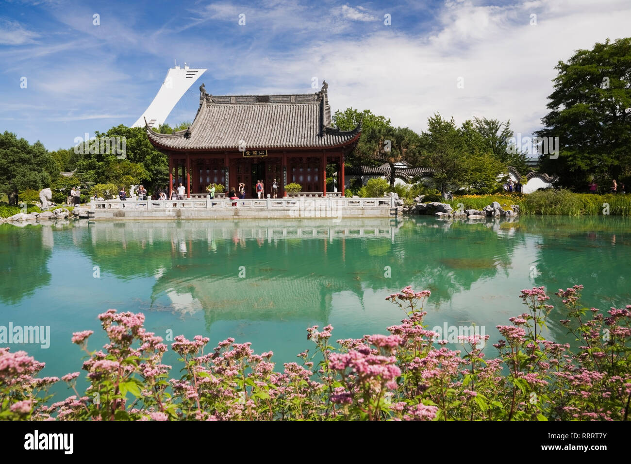 Freundschaft Halle Pavillon und Traum See im Sommer an chinesischen Garten mit Olympiastadion Turm im Hintergrund. Der botanische Garten in Montreal, Quebec, Kanada Stockfoto