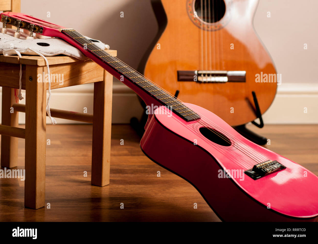 Rosa Gitarre klassische Gitarre im Hintergrund Stockfoto