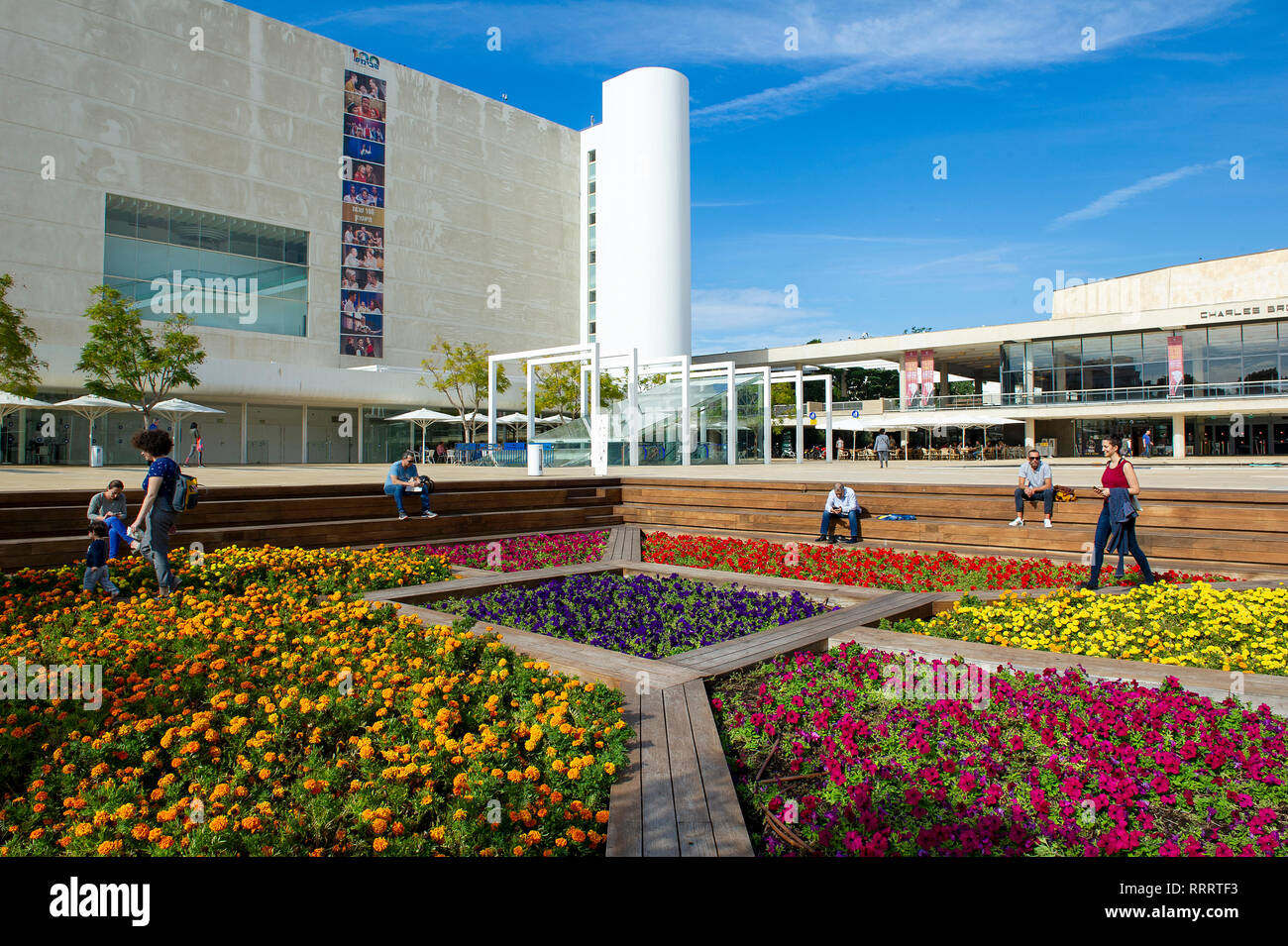 Bunte Blume Garten am HaBima Square, Tel Aviv. Im Hintergrund, Habima National Theatre (links) und Charles Bronfman Auditorium (rechts) Stockfoto