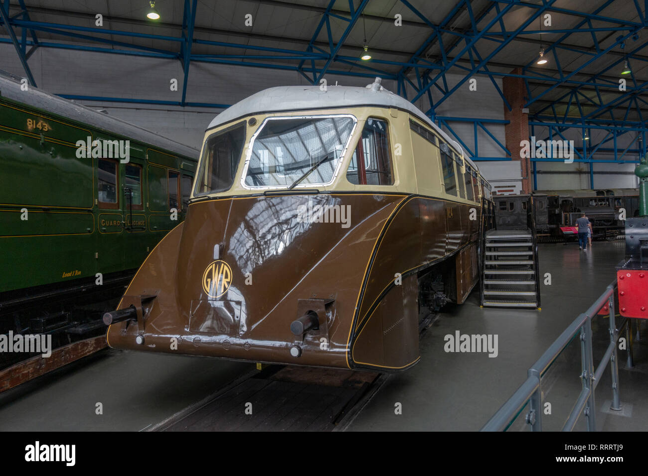 Eine restaurierte 1934 Great Western Railway Dieseltriebwagen Keine, 4, mit Buffet im National Railway Museum, York, UK. Stockfoto