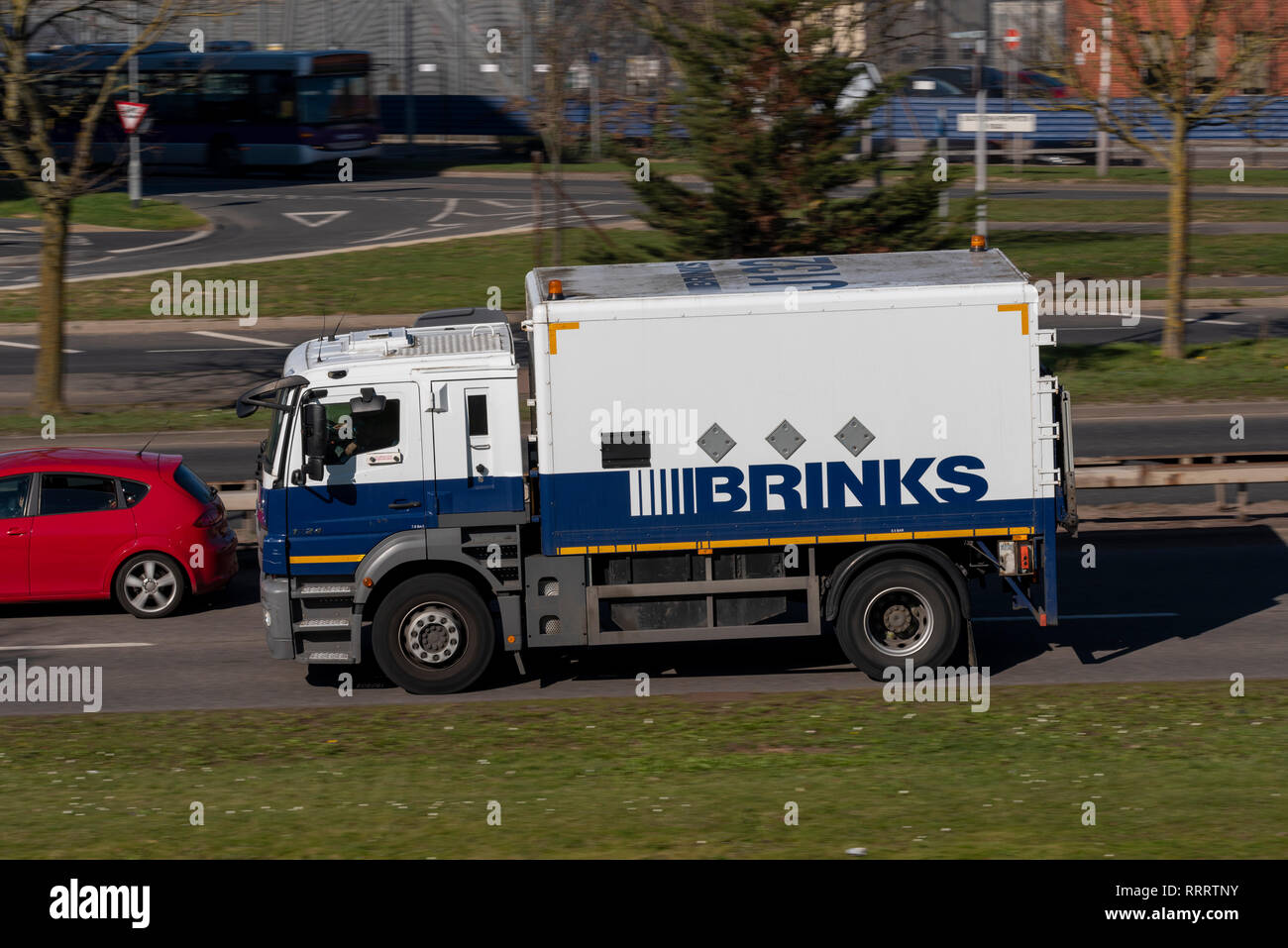 Brinks gepanzerten Van. Gepanzerte Fahrzeug, während der Fahrt auf der Straße in der Nähe von Heathrow Airport. Sicherheit Courier, sicheren Transport. Logistik Stockfoto