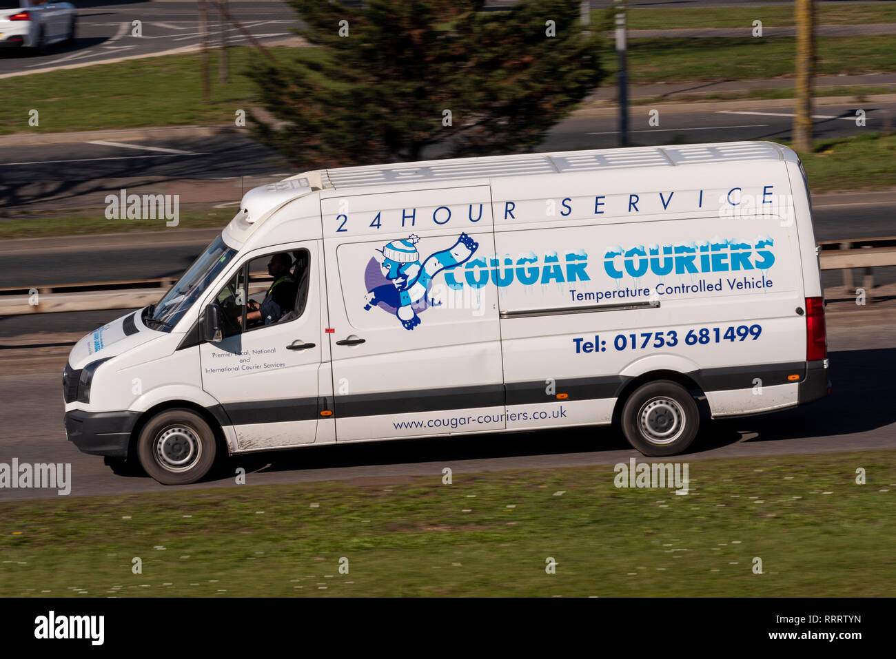 Cougar Couriers temperaturgeregelter Van, der auf der Straße fährt. Europäischer Güterverkehr auf dem Festland der EU Stockfoto
