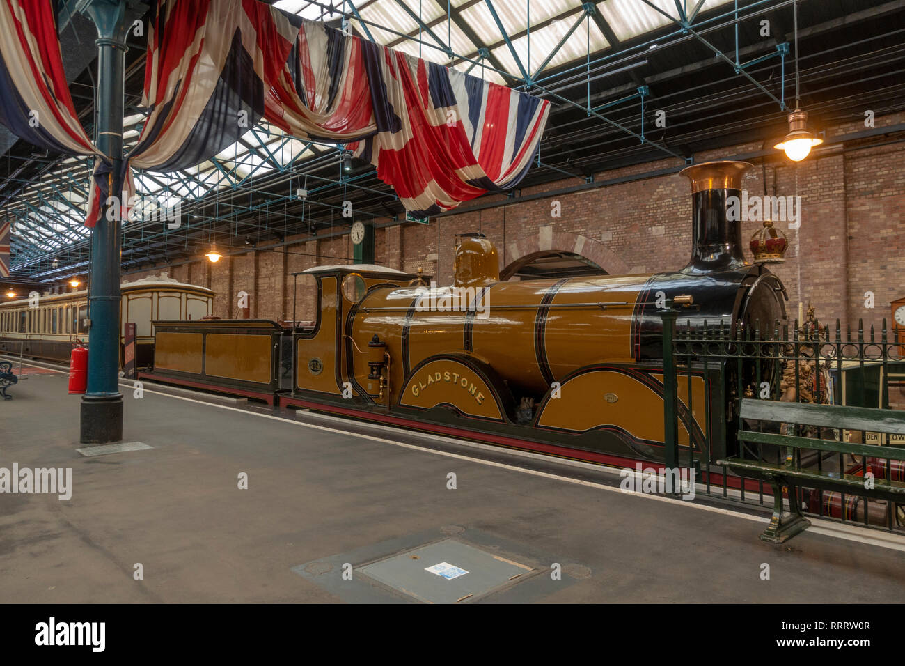Die Gladstone Lok im Bahnhof Halle in das National Railway Museum, York, UK. Stockfoto