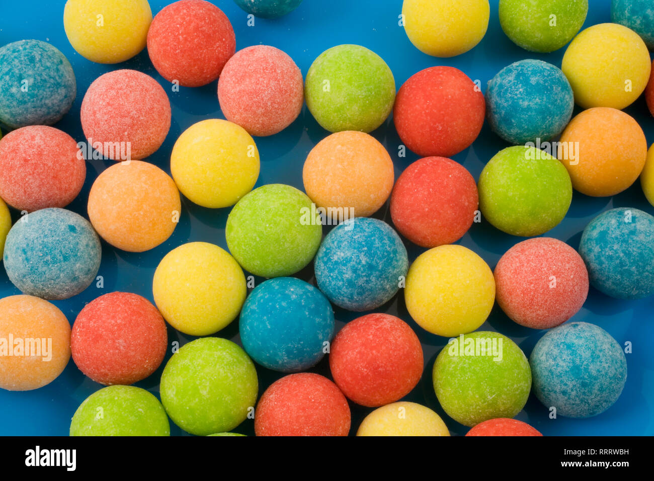 Close-up Frosted gummi ball Bonbons auf einem blauen Hintergrund Stockfoto