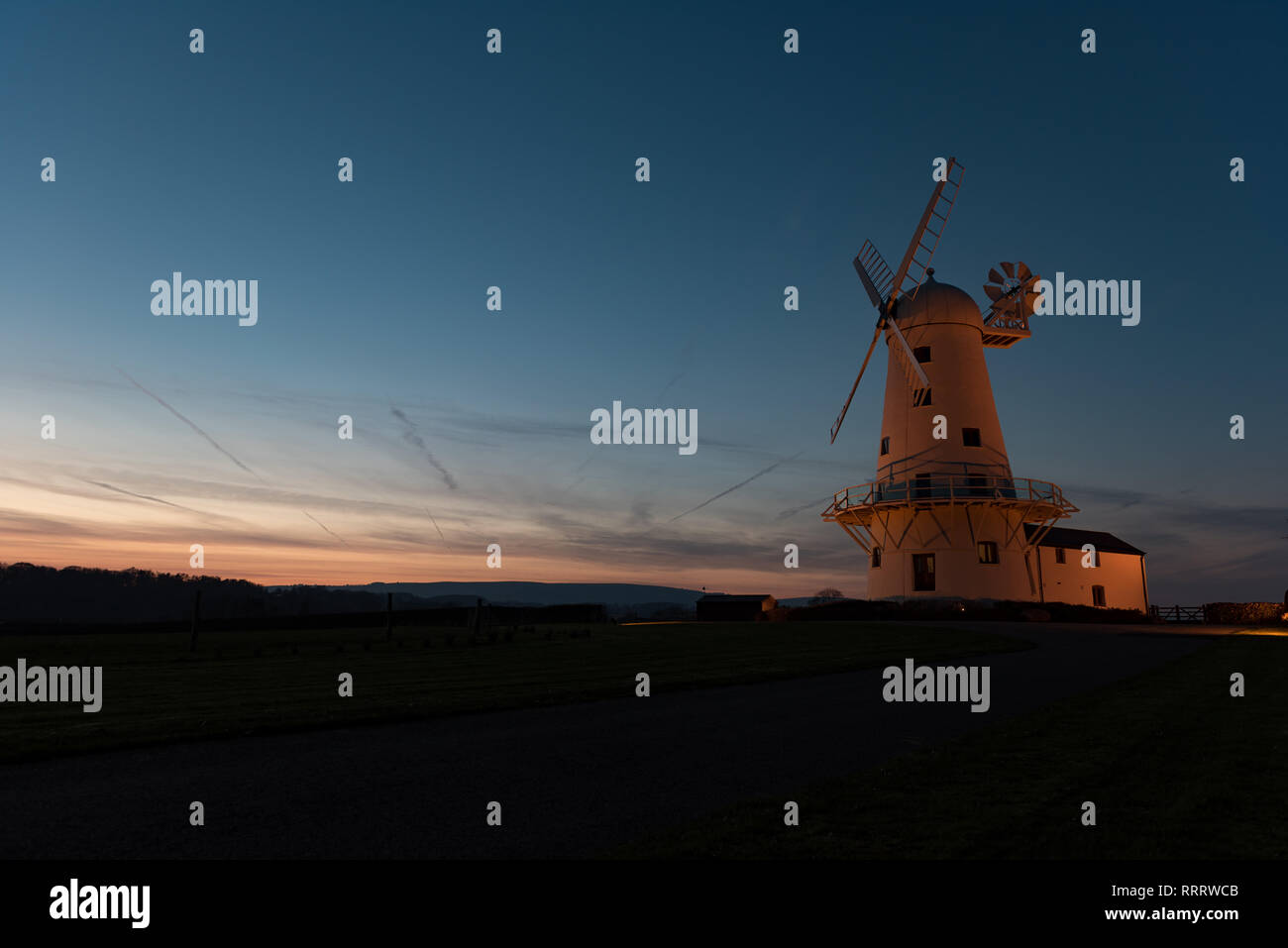 Windmühle mit blauen Hintergrund dramatische Licht Himmel Stockfoto