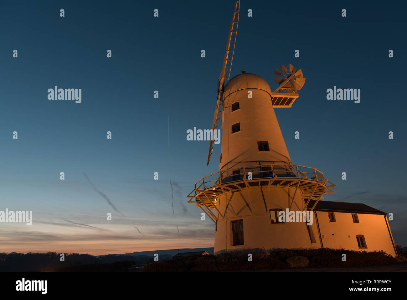 Windmühle mit blauen Hintergrund dramatische Licht Himmel Stockfoto