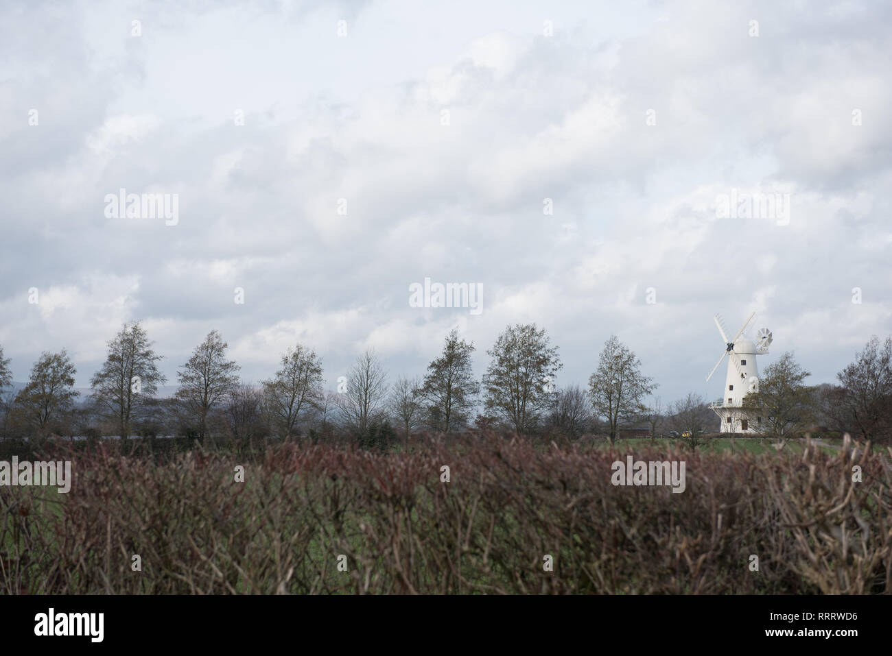 Landschaft Bild der Landschaft mit Wolken und Windmühle in Großbritannien Wales eingestellt Stockfoto