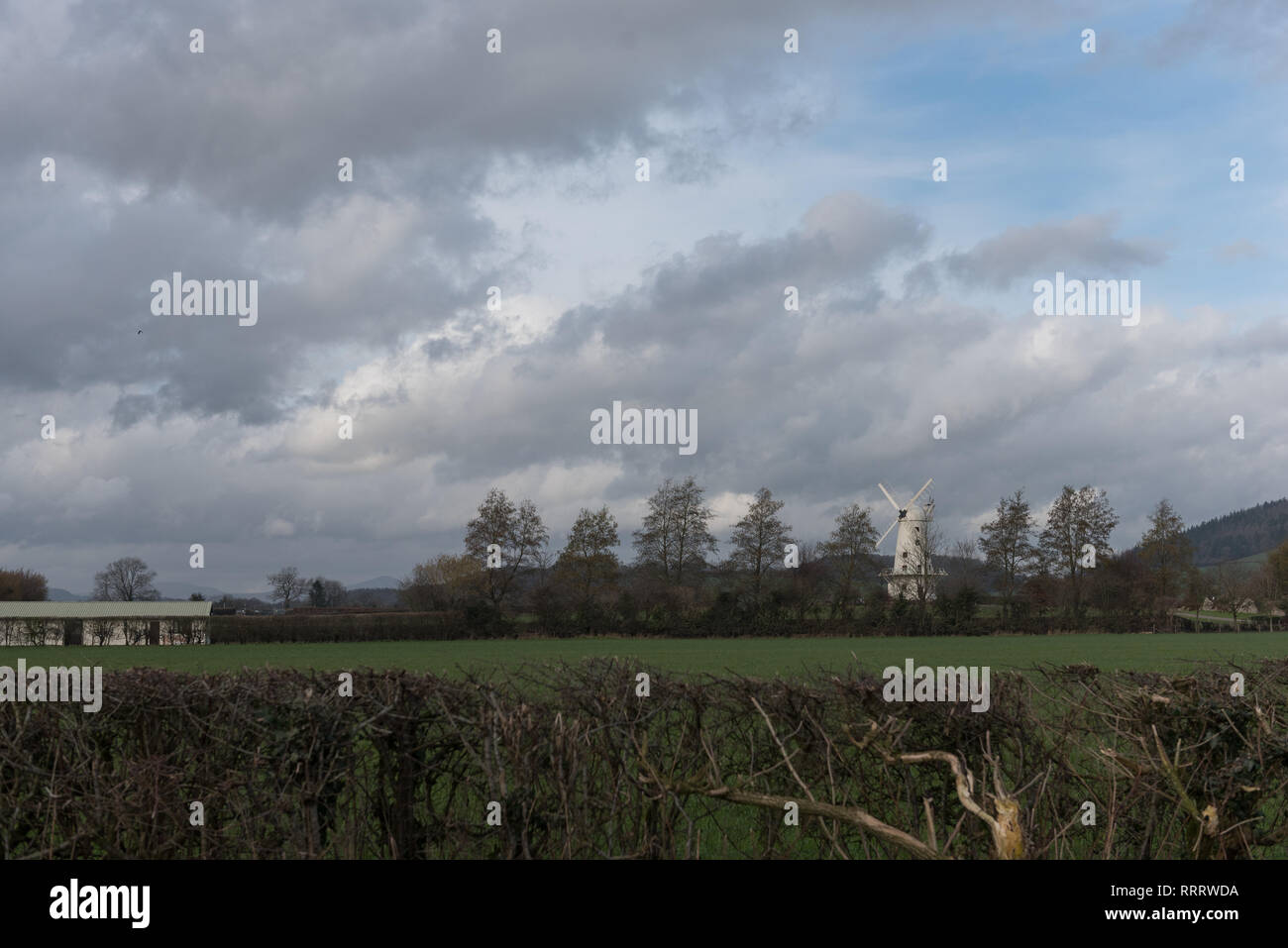 Landschaft Bild der Landschaft mit Wolken und Windmühle in Großbritannien Wales eingestellt Stockfoto