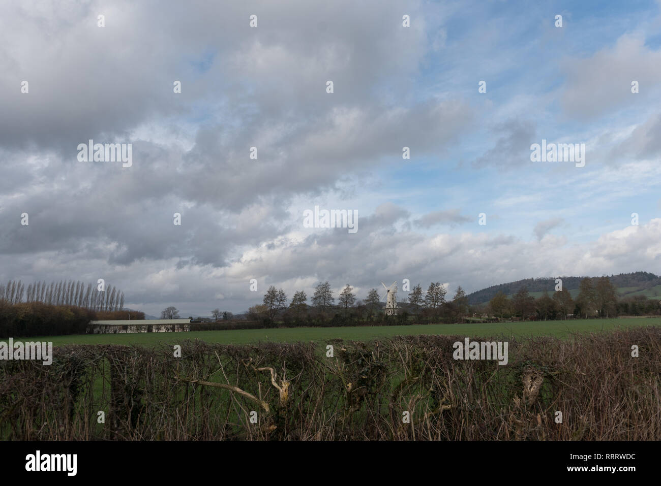 Landschaft Bild der Landschaft mit Wolken und Windmühle in Großbritannien Wales eingestellt Stockfoto