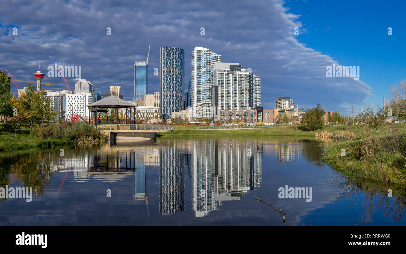 Downtown Calgary als aus dem Osten Dorf gesehen. Die ikonischen Calgary Tower im Hintergrund gesehen werden. Das Bow River ist im Vordergrund sichtbar. Stockfoto