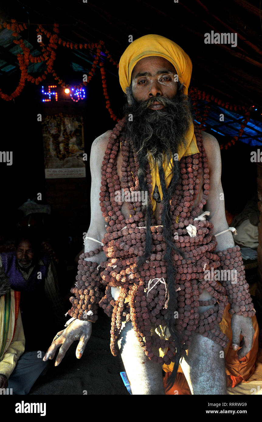 Ein Naga sadhu tragen Rudraksha Perlen (Elaeocarpus Ganitrus Saatgut) mit einem Gewicht von etwa 75 Kilogramm während Kumbha Mela Prayagraj in Uttar Prade Stockfoto