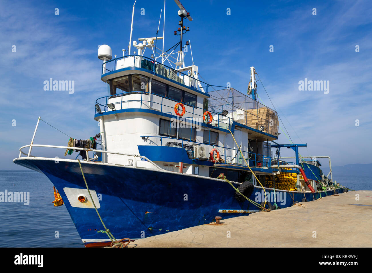 Angeln Boot am Pier Stockfoto