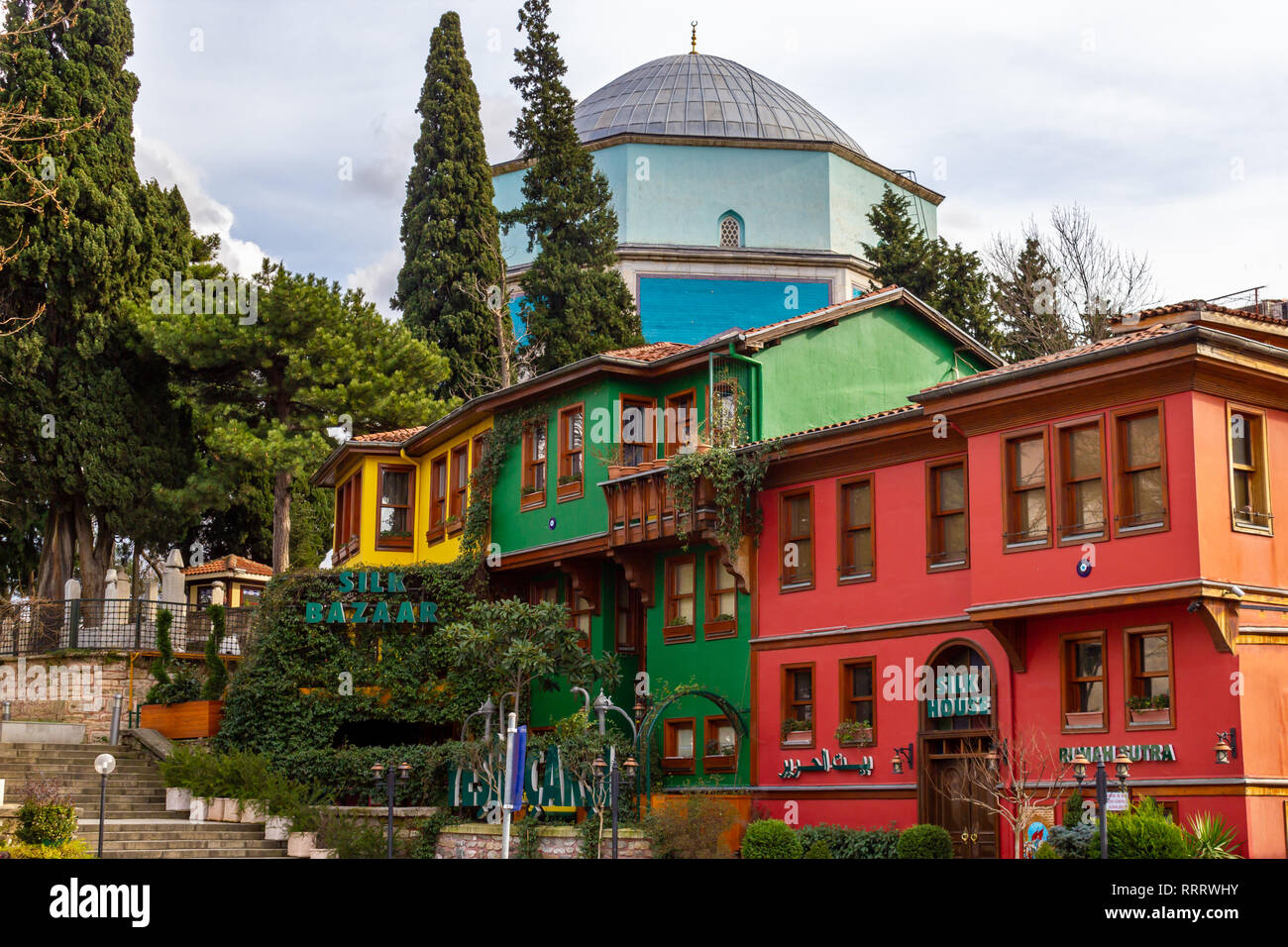 Bursa/Türkei - am 29. Januar 2019: Yesil Grab (yesil Turbe) und touristischen Geschäfte Häuser Stockfoto
