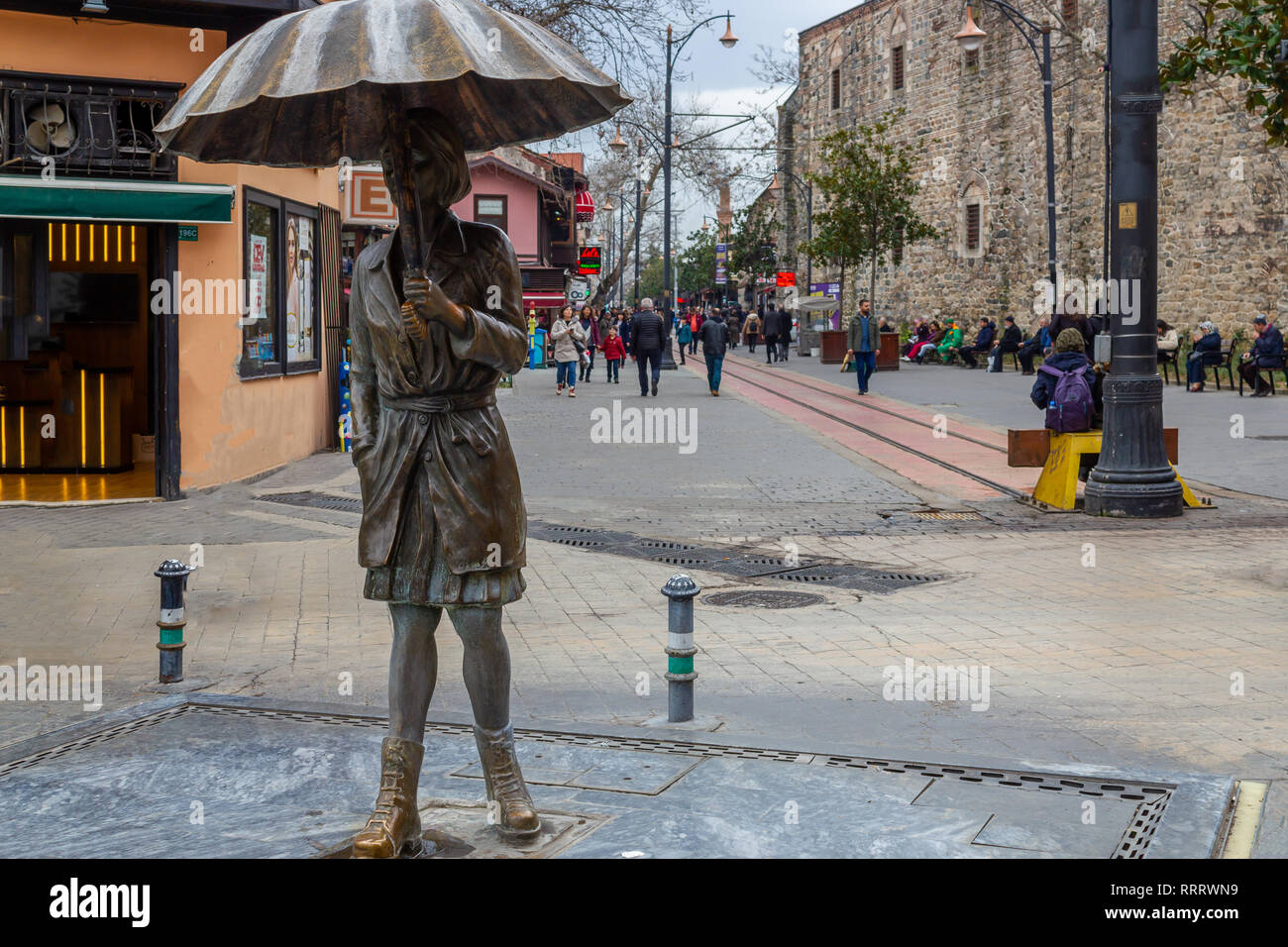 Bursa/Türkei - am 25. Januar 2019: Umbrella Girl Statue und Cumhuriyet Straße, Stadtzentrum Stockfoto