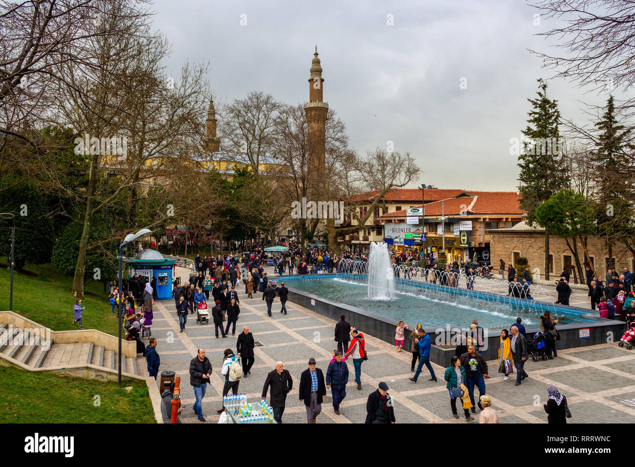 Bursa/Türkei - am 25. Januar 2019: Bursa City Center, Ulu Cami Moschee und dem Großen Basar entfernt in der Nähe des Parks Stockfoto