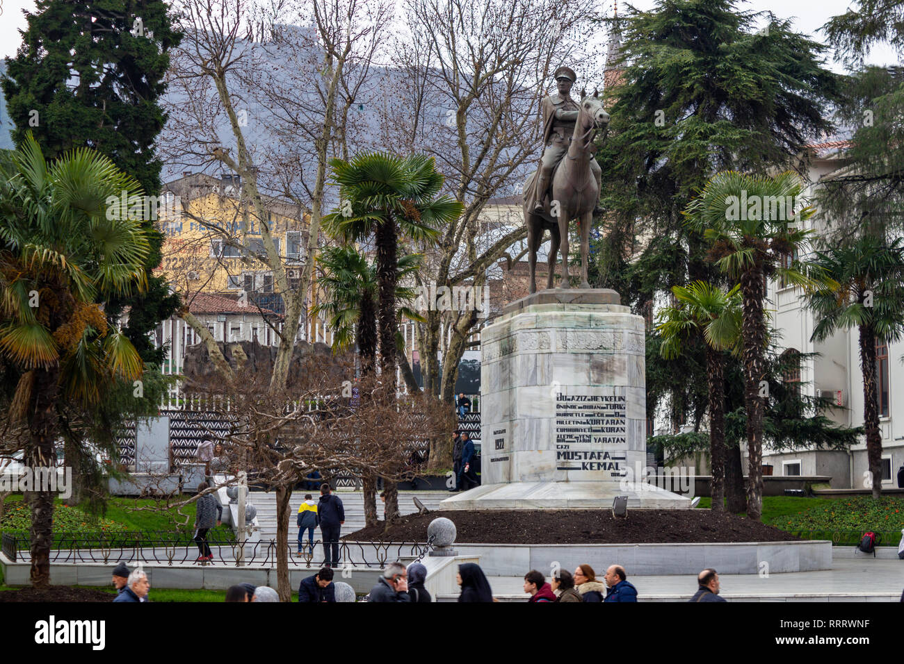 Bursa/Türkei - am 25. Januar 2019: Bursa City Center, heykel Square und Atatürk Statue Stockfoto