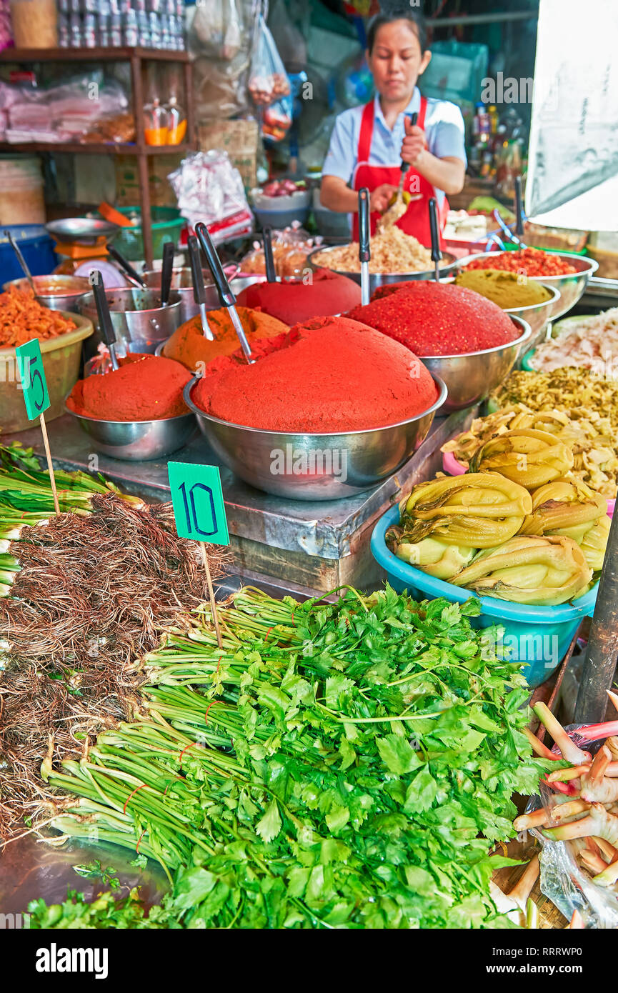 Bangkok, Thailand - 11. Juni 2011: Weibliche Verkäufer an einem im Klong Toey Marktstand verkaufen eine Vielzahl von chilipaste, Kräuter und Mahlzeit Zutaten Stockfoto