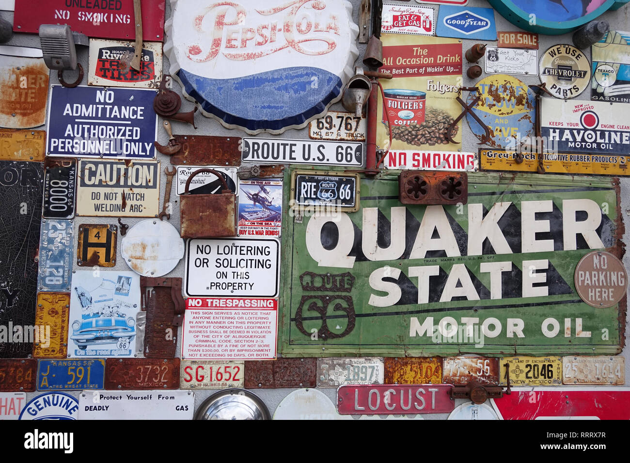Entlang der berühmten Route 66 highway Es gibt viele einzigartige Orte, in Albuquerque ein Store hat eine Mauer des alten Auto und Reisen. Stockfoto