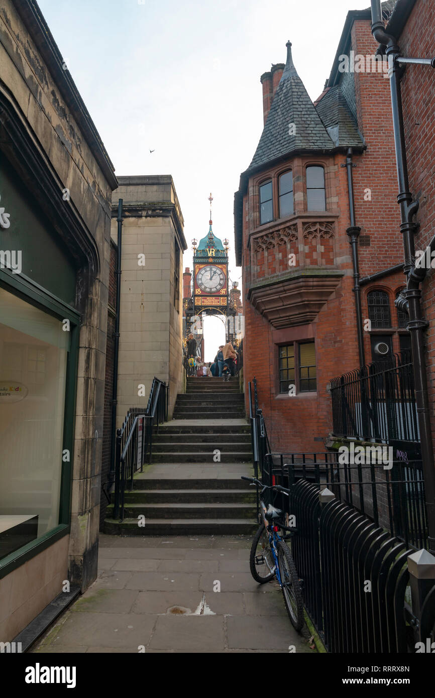 Chester, England - Februar 23, 2019: Touristen und Gedränge vor dem berühmten Glockenturm von Chester, auch als das Eastgate und das Eastgate clock bekannt. Stockfoto