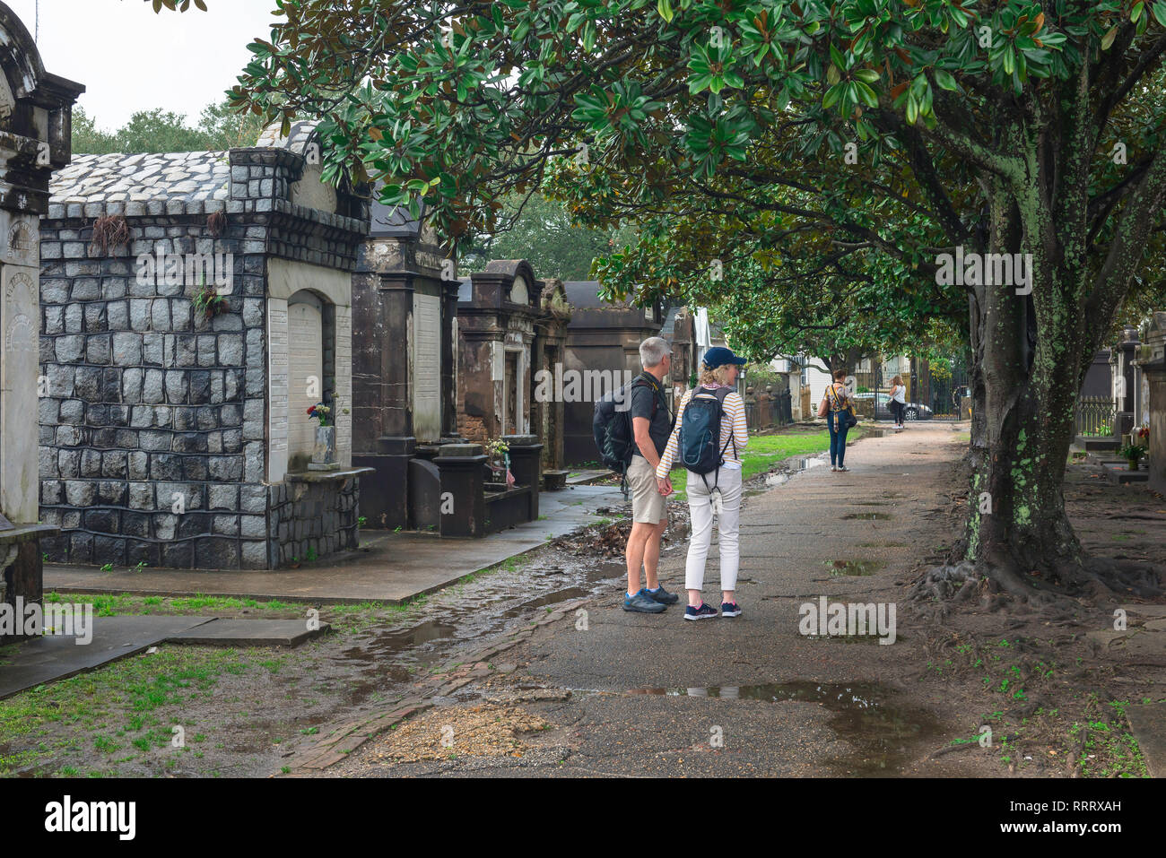 New Orleans Friedhof, Blick auf die Touristen, die in Lafayette Friedhof Nr. 1 im Garden District von New Orleans, Louisiana, USA Stockfoto