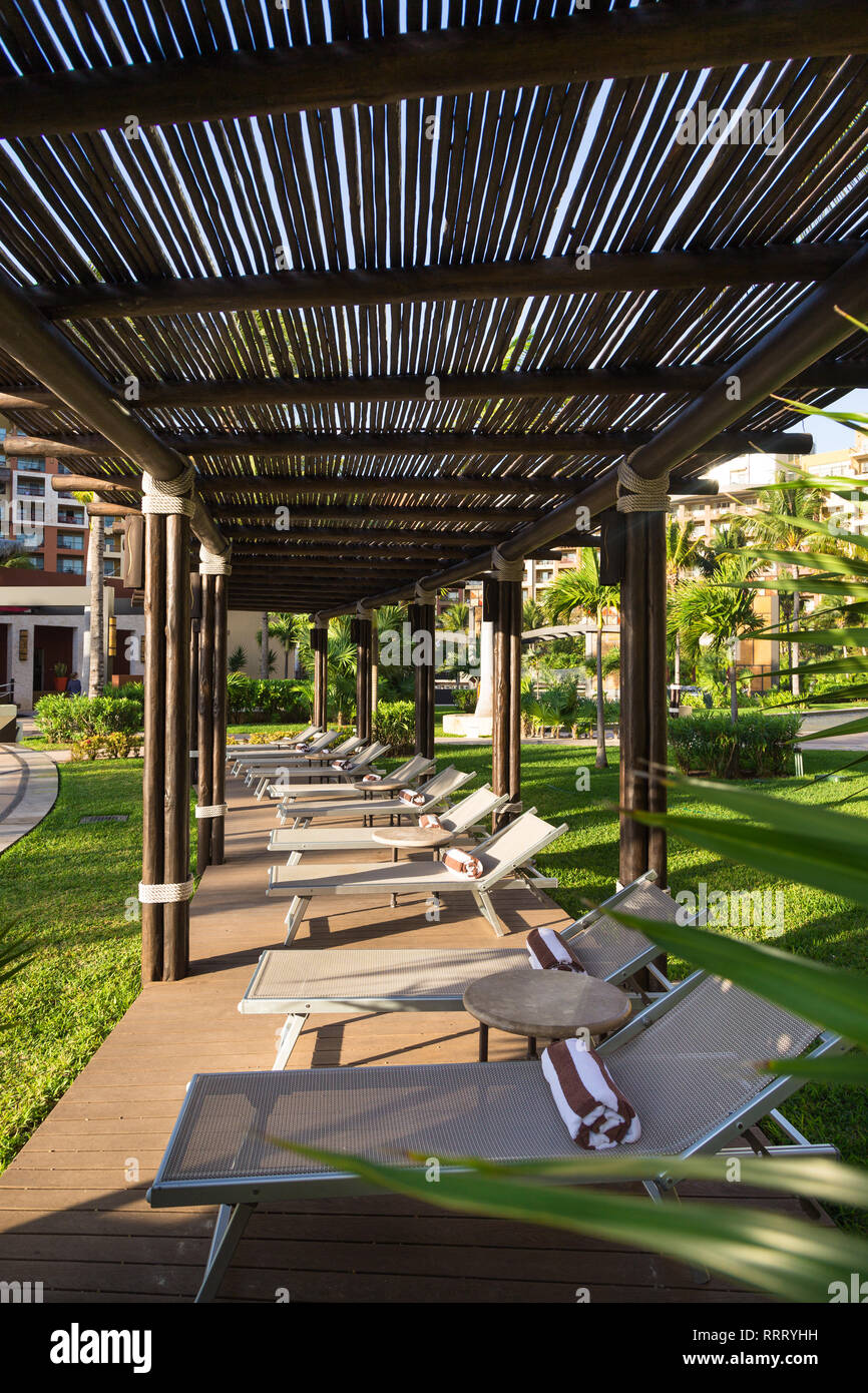 Eine private Lounge Bereich mit Liegen in einem luxuriösen Resort in der Nähe von Cancun, Mexiko. Stockfoto
