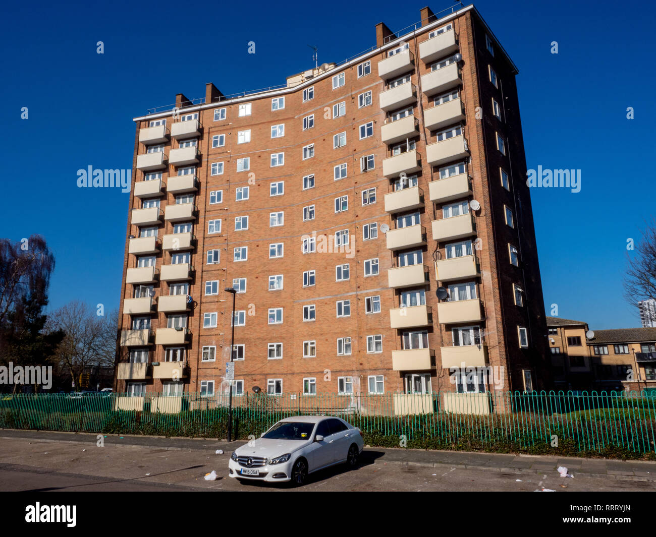 Ein Mercedes Auto außerhalb eines Mehrfamilienhauses auf der Whitehall Street in der Nähe der Tottenham Hostspur Football Club Stadion im Norden von London geparkt. Stockfoto