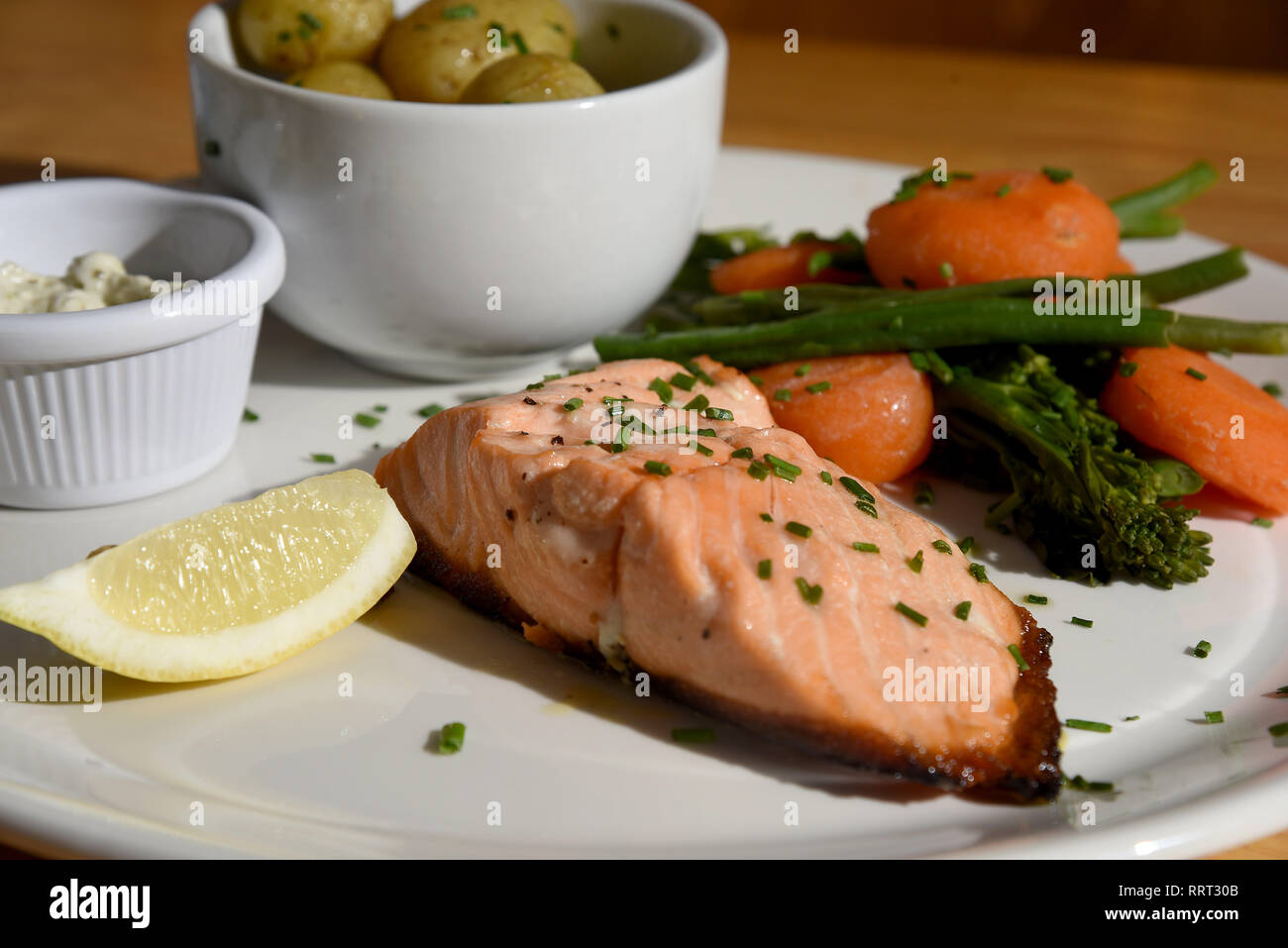 Die Bilder zeigen eine Auswahl von Speisen und Getränken im Restaurant und Pub mit Unternehmen verwendet werden. Cocktails, Burger, Kebab, Süßkartoffeln, einem Chef Bier Stockfoto