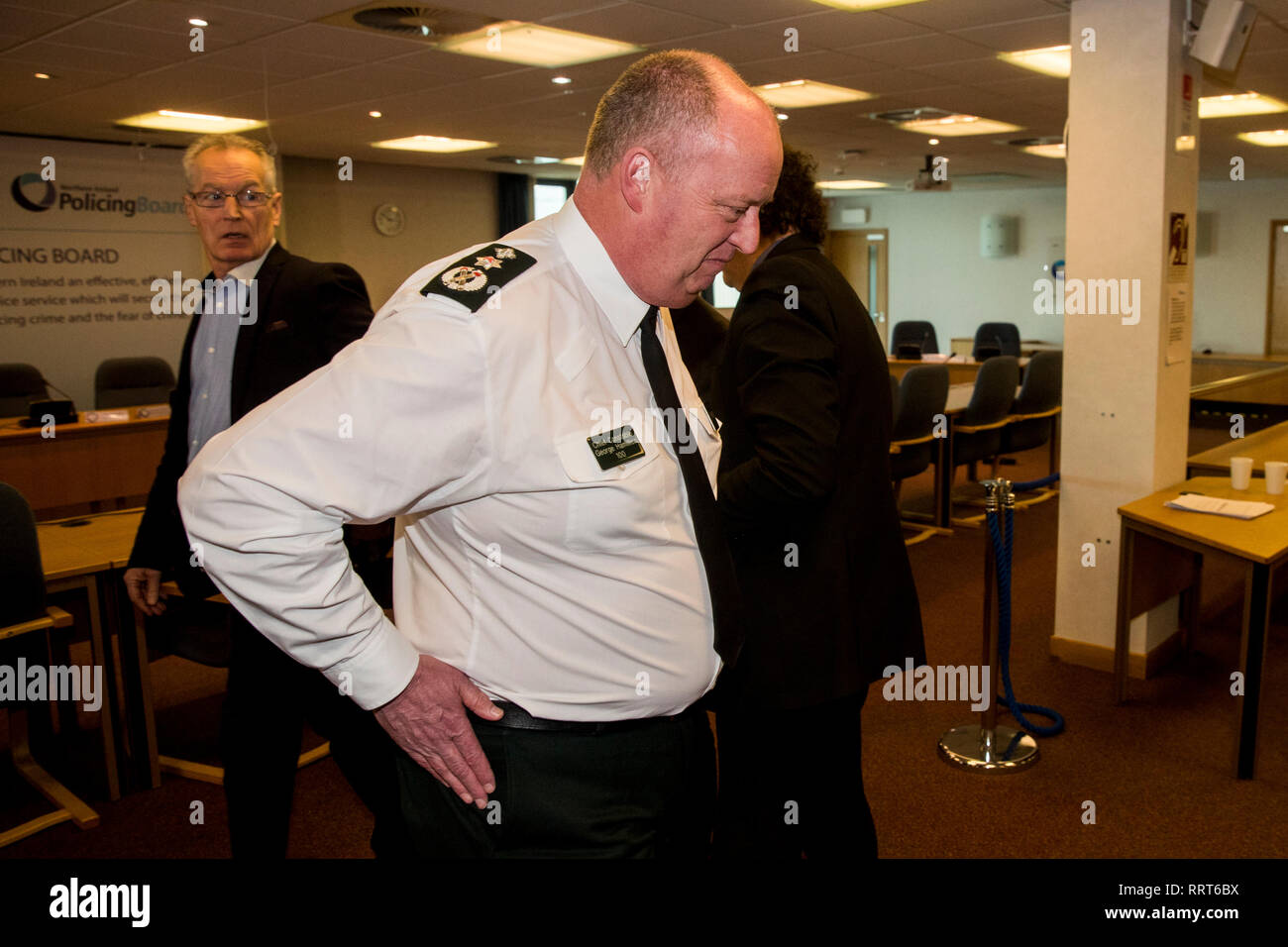 PSNI Chief Constable George Hamilton (Mitte) nach vor der Presse, während Sinn Feins Policing Board Mitglied Gerry Kelly zurück sieht so aus, als er zu sprechen, mit Medien an der Northern Ireland Policing Board Hauptsitz in Belfast. Stockfoto