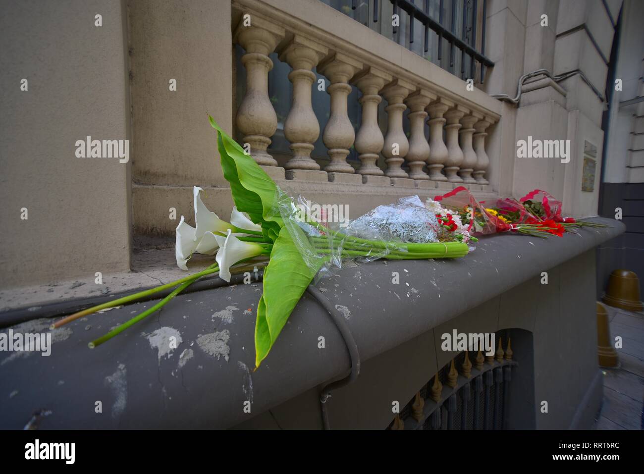 Buenos Aires, Argentinien - 2 Nov, 2015: Kränze außerhalb der Russischen Botschaft in Buenos Aires im Speicher des A-321 Air Crash Opfer gesehen. Stockfoto